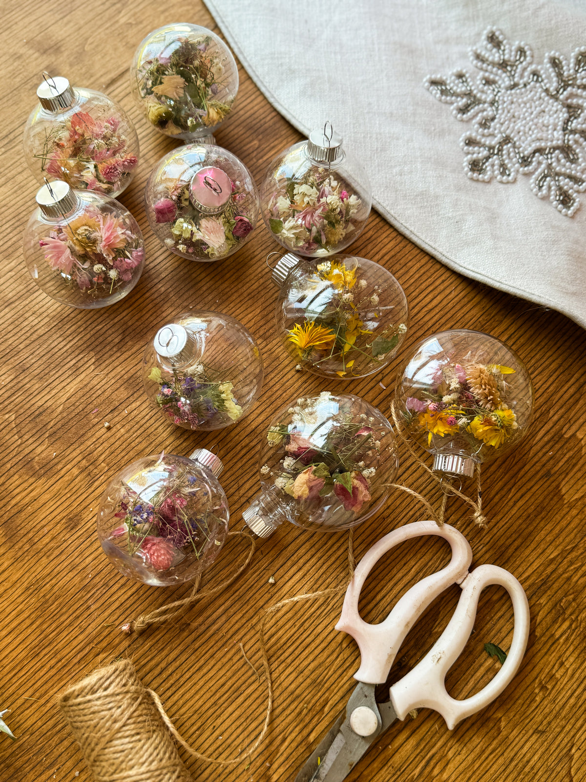 Boule de Noël fleurie